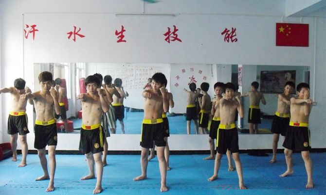 武术学校的学员在上散打课