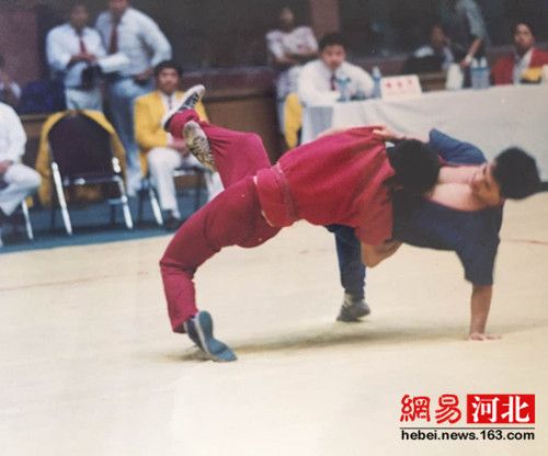据安长青（红）介绍这一招“枕桥”已濒临失传